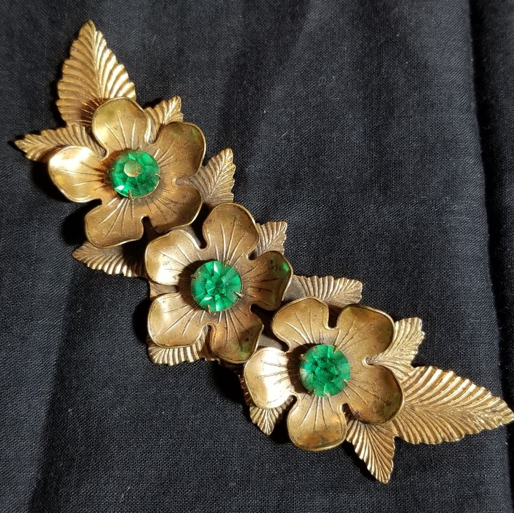 Relisted- Vintage three flowers brooch green rhinestones pin large crescent gold - Picture 1 of 14